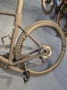 Hinterrad eines dunklen Fahrrads mit Scheibenbremse und Pedal.