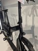 Schwarzes faltbares GoCycle-Fahrrad auf einem Display mit Preisschild.