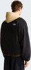 Rückansicht eines Mannes in einem schwarzen Fleece-Hoodie mit The North Face Logo.