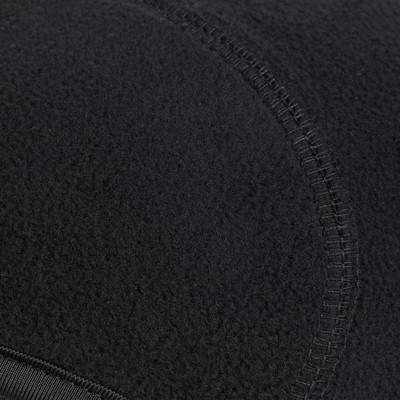 Detail eines schwarzen Fleece-Stoffs mit einer gesteppten Naht. Detail eines schwarzen Fleece-Stoffs mit einer gesteppten Naht.