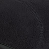 Detail eines schwarzen Fleece-Stoffs mit einer gesteppten Naht.