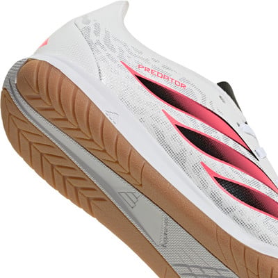 Bílé fotbalové boty Adidas Predator s růžovými pruhy a gumovou podrážkou. Bílé fotbalové boty Adidas Predator s růžovými pruhy a gumovou podrážkou.