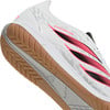 Bílé fotbalové boty Adidas Predator s růžovými pruhy a gumovou podrážkou.