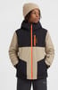 Junge in beige Mütze und Winterjacke mit orangefarbenem Reißverschluss.