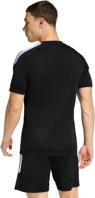 Ein Mann in einem schwarzen T-Shirt mit weißen Streifen an den Schultern und Shorts. Ein Mann in einem schwarzen T-Shirt mit weißen Streifen an den Schultern und Shorts.