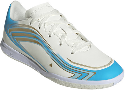 Weiße Hallenfußballschuhe mit blauen und goldenen Streifen und weißen Schnürsenkeln. Weiße Hallenfußballschuhe mit blauen und goldenen Streifen und weißen Schnürsenkeln.