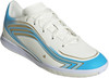 Weiße Hallenfußballschuhe mit blauen und goldenen Streifen und weißen Schnürsenkeln.