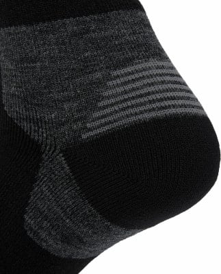 Schwarze Socken mit dunkelgrauen Streifen und melierter Strickstruktur. Schwarze Socken mit dunkelgrauen Streifen und melierter Strickstruktur.