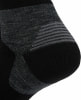 Schwarze Socken mit dunkelgrauen Streifen und melierter Strickstruktur.