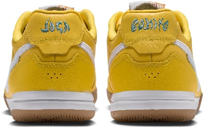 Gelbe Sneaker mit weißem Streifen und Schriftzug auf der Ferse.
