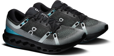 Schwarze Laufschuhe mit blauen und grauen Akzenten und auffälliger Sohle. Schwarze Laufschuhe mit blauen und grauen Akzenten und auffälliger Sohle.