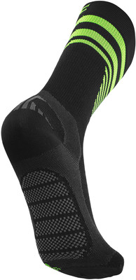 Schwarzer Sportsocken mit grünen Streifen und Anti-Rutsch-Muster. Schwarzer Sportsocken mit grünen Streifen und Anti-Rutsch-Muster.