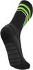 Schwarzer Sportsocken mit grünen Streifen und Anti-Rutsch-Muster.
