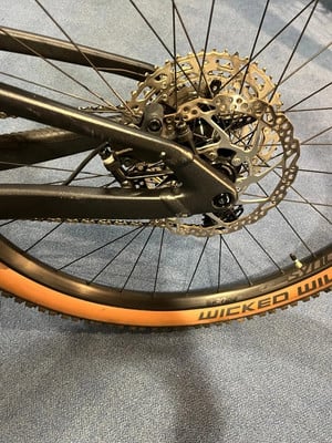 Detail eines Mountainbike-Hinterrads mit Shimano-Kassette und Wicked Will-Reifen. Detail eines Mountainbike-Hinterrads mit Shimano-Kassette und Wicked Will-Reifen.