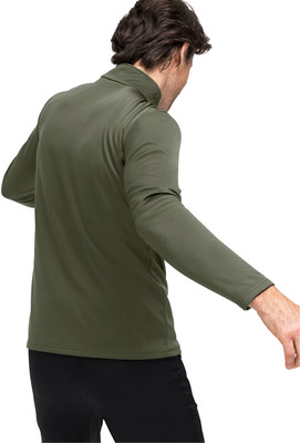 Ein Mann in einem grünen Langarmshirt dreht sich mit dem Rücken zum Betrachter. Ein Mann in einem grünen Langarmshirt dreht sich mit dem Rücken zum Betrachter.
