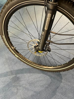 Vorderreifen eines Mountainbikes mit Scheibenbremse und Raidon-Federung. Vorderreifen eines Mountainbikes mit Scheibenbremse und Raidon-Federung.