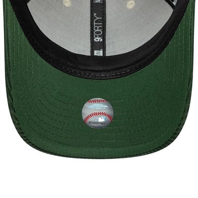 Zelená kšiltovka s logem Major League Baseball na spodní straně. Zelená kšiltovka s logem Major League Baseball na spodní straně.