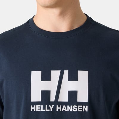 Sötétkék póló fehér Helly Hansen logóval és felirattal. Sötétkék póló fehér Helly Hansen logóval és felirattal.