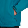 Detail einer Jacke mit Tasche und Klettverschluss am Ärmel.