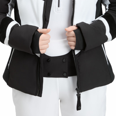 Detail einer Damen-Skijacke mit weißem Rollkragen und schwarzen Akzenten.