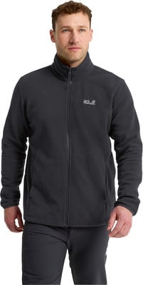 Ein Mann in einer dunkelgrauen Fleecejacke mit Jack Wolfskin Logo. Ein Mann in einer dunkelgrauen Fleecejacke mit Jack Wolfskin Logo.