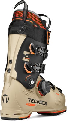 Ein beiger Skischuh mit orange-schwarzen Akzenten und Schnallenverschlüssen.