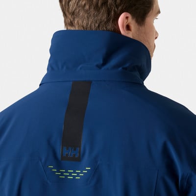 Rückansicht einer dunkelblauen Jacke mit hohem Kragen und schwarzem Streifen. Rückansicht einer dunkelblauen Jacke mit hohem Kragen und schwarzem Streifen.