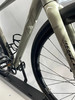 Detail eines Fahrradrahmens und Rads bei gedämpftem Licht.