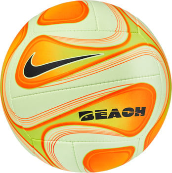 Ein hellgrüner Nike Beach Volleyball mit orangefarbenem Muster.