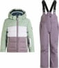 Kinder-Winterjacke und Latzhose in Pastellfarben.