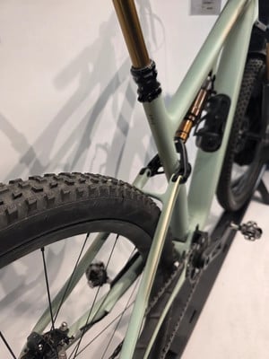 Das Heck eines leichten Mountainbikes mit Dämpfer und Reifen. Das Heck eines leichten Mountainbikes mit Dämpfer und Reifen.