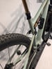 Das Heck eines leichten Mountainbikes mit Dämpfer und Reifen.
