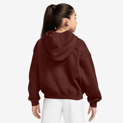 Mädchen in braunem Hoodie und weißen Shorts. Mädchen in braunem Hoodie und weißen Shorts.