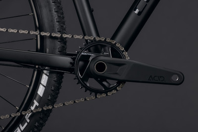 Detailaufnahme eines schwarzen Mountainbikes mit Kette und Kurbeln.