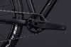 Detailaufnahme eines schwarzen Mountainbikes mit Kette und Kurbeln.