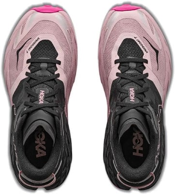 Růžové a černé běžecké boty Hoka Speedgoat 7 s tkaničkami. Růžové a černé běžecké boty Hoka Speedgoat 7 s tkaničkami.