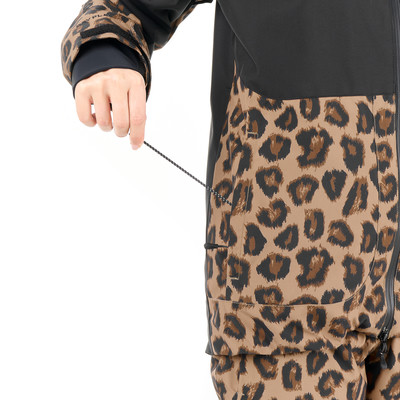 Detail einer Jacke mit Leopardenmuster und Kordelzug an der Tasche. Detail einer Jacke mit Leopardenmuster und Kordelzug an der Tasche.