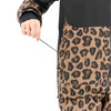 Detail einer Jacke mit Leopardenmuster und Kordelzug an der Tasche.