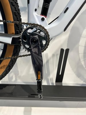Detail eines Mountainbikes mit Kette, Kurbel und Pedal. Detail eines Mountainbikes mit Kette, Kurbel und Pedal.