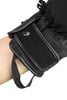 Detail einer schwarzen Handschuhmanschette mit der Aufschrift PREMIUM DOWN.