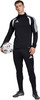Ein Mann in schwarzer Sportkleidung hält einen Fußball.