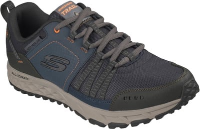 Férfi Skechers túracipő sötétkék színben, narancssárga részletekkel.