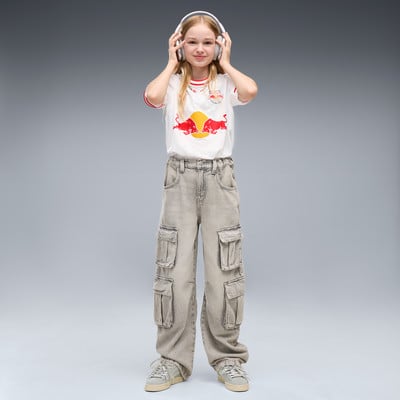 Ein blondes Mädchen hört Musik über Kopfhörer und trägt ein T-Shirt und Cargohosen.