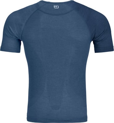 Blaues T-Shirt mit kurzen Ärmeln und Logo auf dem Rücken. Blaues T-Shirt mit kurzen Ärmeln und Logo auf dem Rücken.