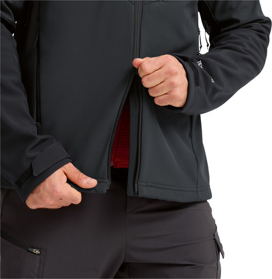 Ein Mann öffnet eine schwarze Jacke und enthüllt ein rotes Hemd darunter. Ein Mann öffnet eine schwarze Jacke und enthüllt ein rotes Hemd darunter.