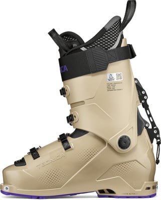 Sandfarbener Skischuh mit schwarzen Schnallen und violetter Sohle. Sandfarbener Skischuh mit schwarzen Schnallen und violetter Sohle.