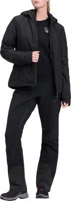 Frau in schwarzer Jacke und Hose mit Logo auf T-Shirt. Frau in schwarzer Jacke und Hose mit Logo auf T-Shirt.