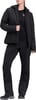 Frau in schwarzer Jacke und Hose mit Logo auf T-Shirt.