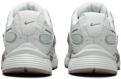 Fehér Nike cipők hátulról, swoosh logóval a sarkán. Fehér Nike cipők hátulról, swoosh logóval a sarkán.
