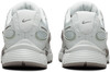 Fehér Nike cipők hátulról, swoosh logóval a sarkán.